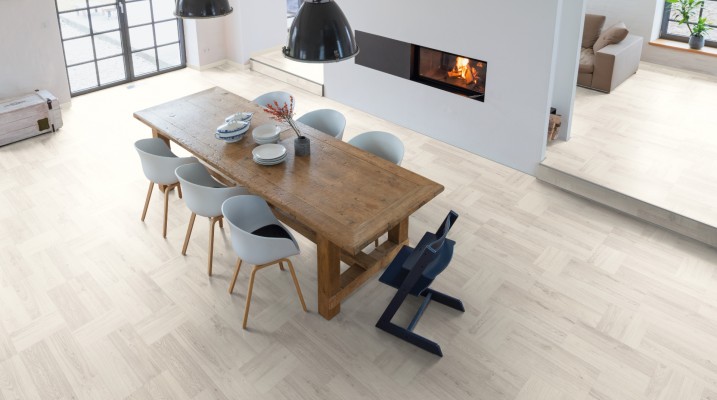 Aká farba podlahy sa hodí k sivým stenám?