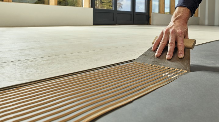 Plávajúca pokládka alebo celoplošné lepenie podláh EGGER?